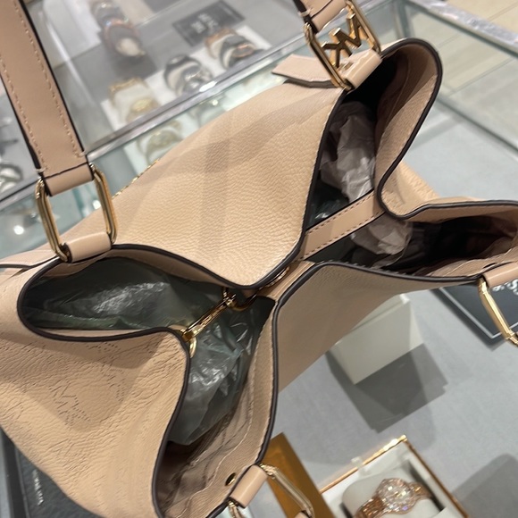MICHAEL KORS ARLO LARGE GRAB BAG SHOULDER TOTE MK LEATHER GOLD~2 BAGS IN 1
Buff - Picture 10 of 16